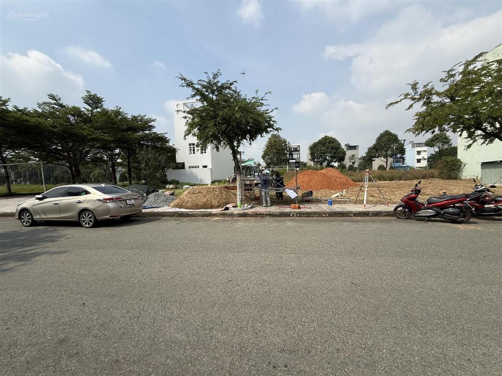 Chủ cần bán gấp gửi lô đất vàng mặt tiền đường d5 16m, đối diện cổng chung cư kđt bình nguyên