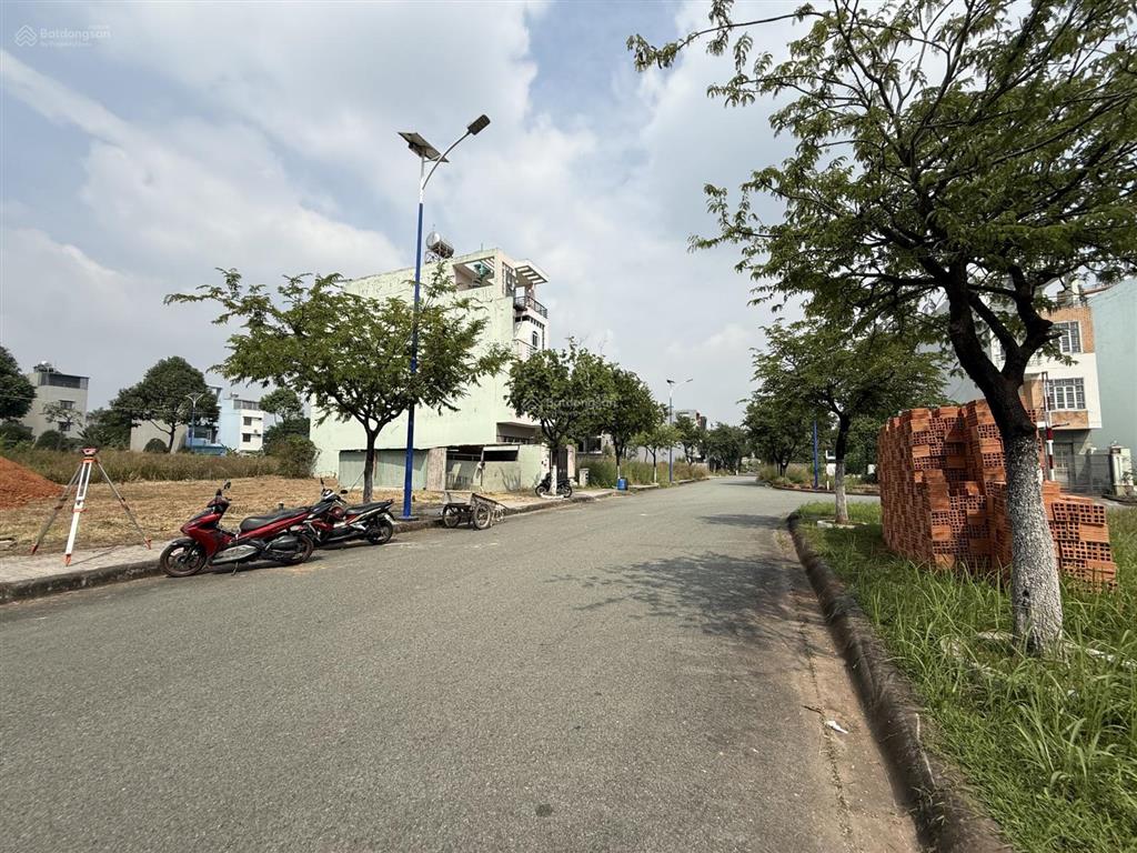 Chủ cần bán gấp gửi lô đất vàng mặt tiền đường d5 16m, đối diện cổng chung cư kđt bình nguyên