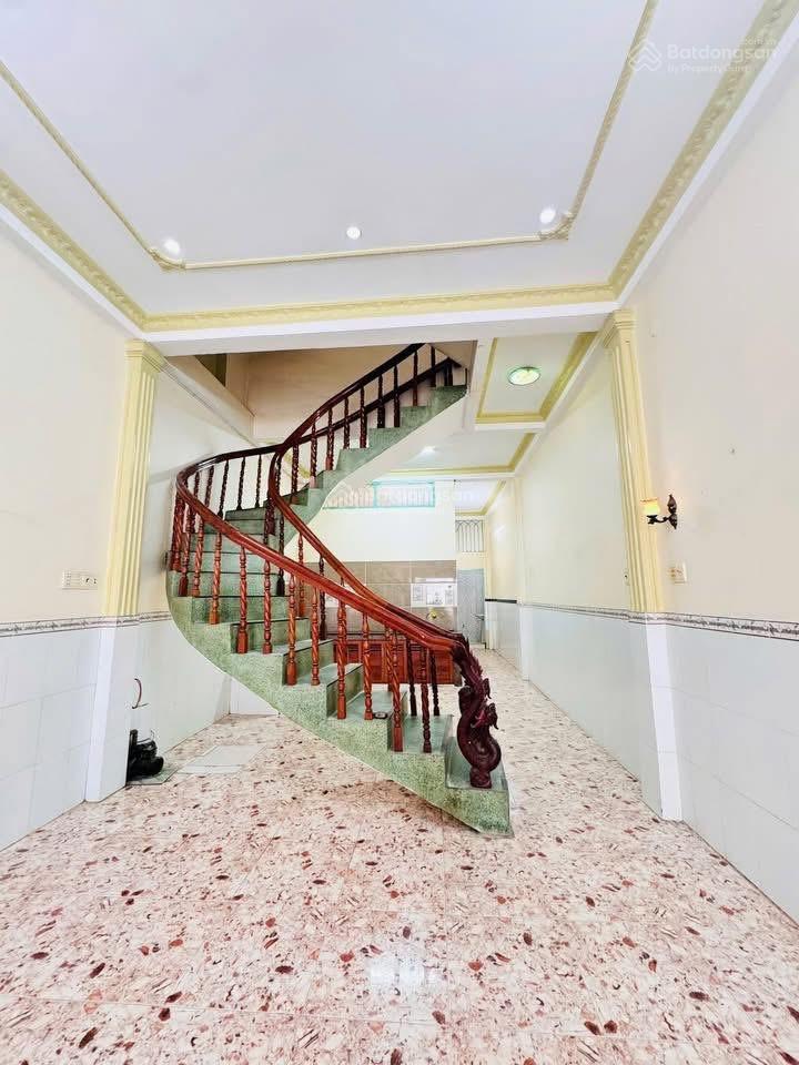 Nhà bán 3 tầng 124.2m2 (3,9 x 25m) 4pn, mặt tiền thụt ô tô đậu trong nhà đường ba đình 10tỷ9 tl