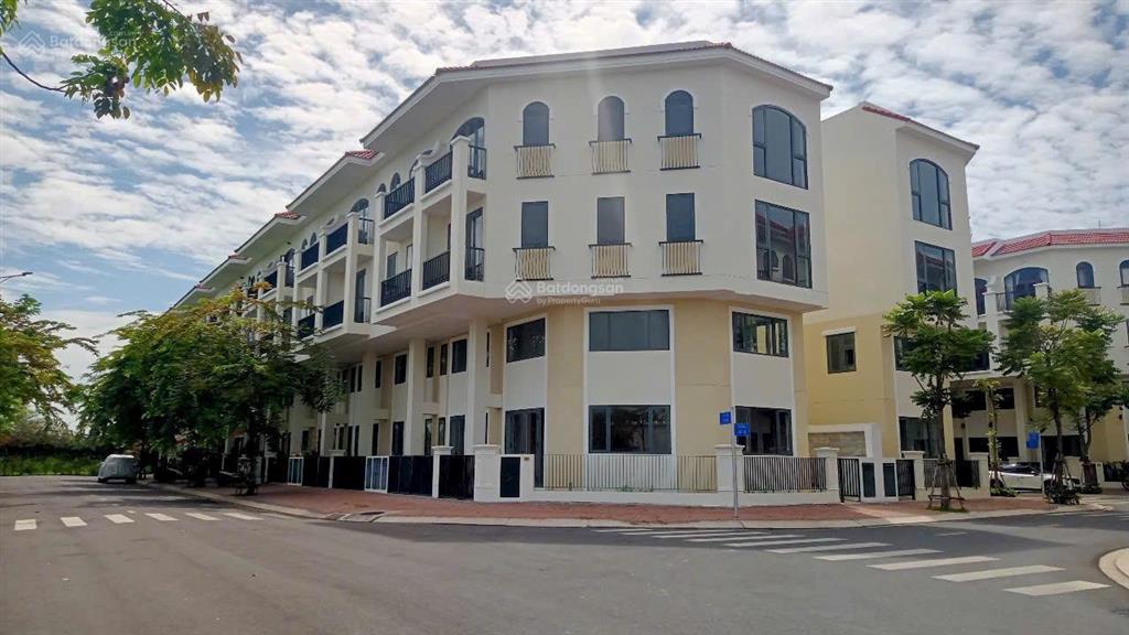 Nhà thuê 4 tầng đẹp5 x 1260m25 pn,4 wc full nội thất mt 12m kdc senturia nam saà gòn binh hưng