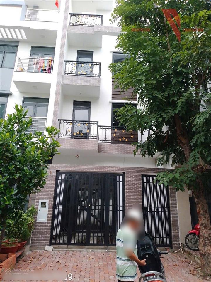Bán biệt thự căn góc 11 x 20208m23 tầng 5 pn,5 wc kdc 13e intresco xã phong phú bình chánh cũ