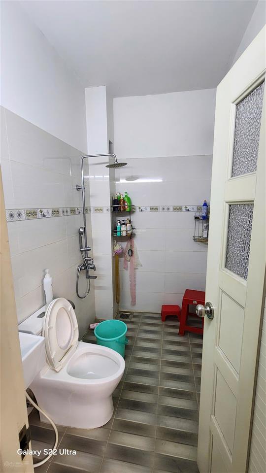 Nhà bán trệt, lầu  4 x 23m (nở hậu 5,6)  107m2  4 pn, 2 wc  hẻm thông 3,3m, ql 50 xã bình hưng