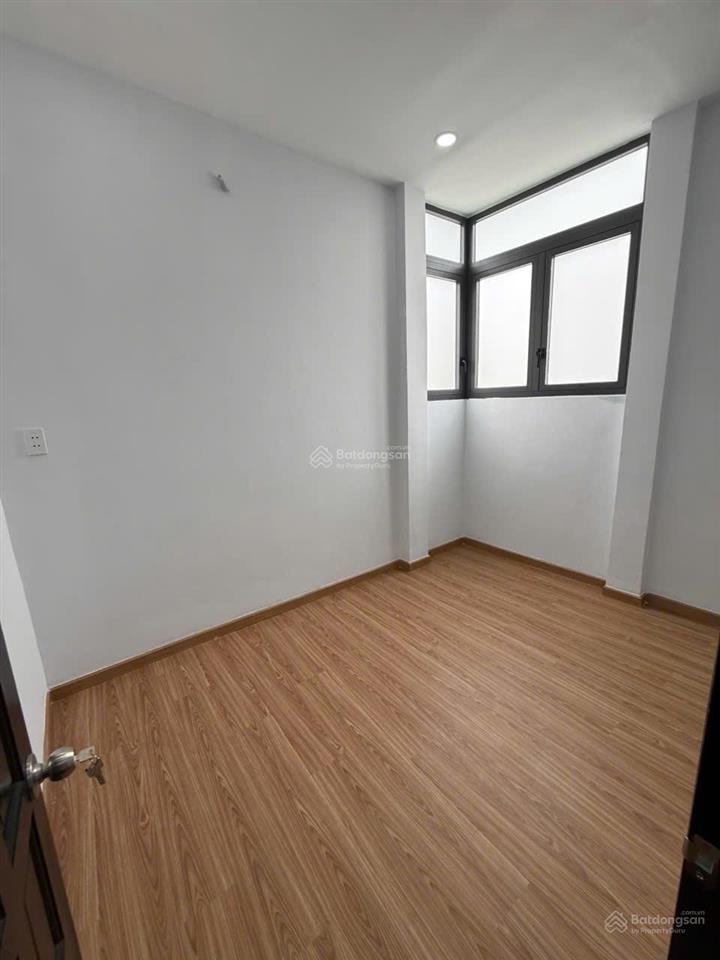 Nhà nhỏ trệt 2 lầu sân thượng đẹp ở liền 2pn 3wc đủ công năng 3ty150