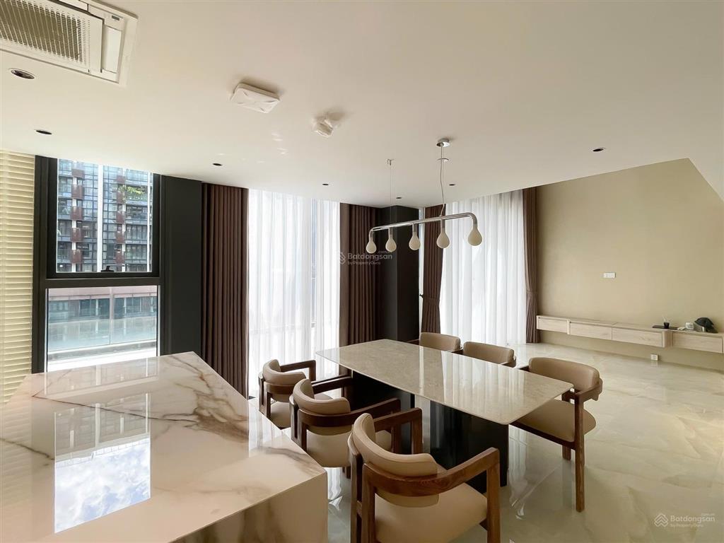 Opera metropole. tầng 5
2 phòng  2 toilet  90 triệu vnd. miễn phí quản lý (thuế)