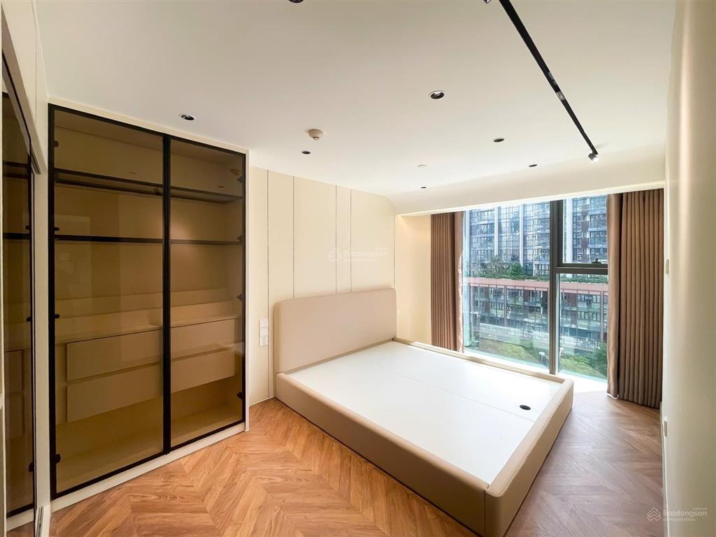 Opera metropole. tầng 5
2 phòng  2 toilet  90 triệu vnd. miễn phí quản lý (thuế)