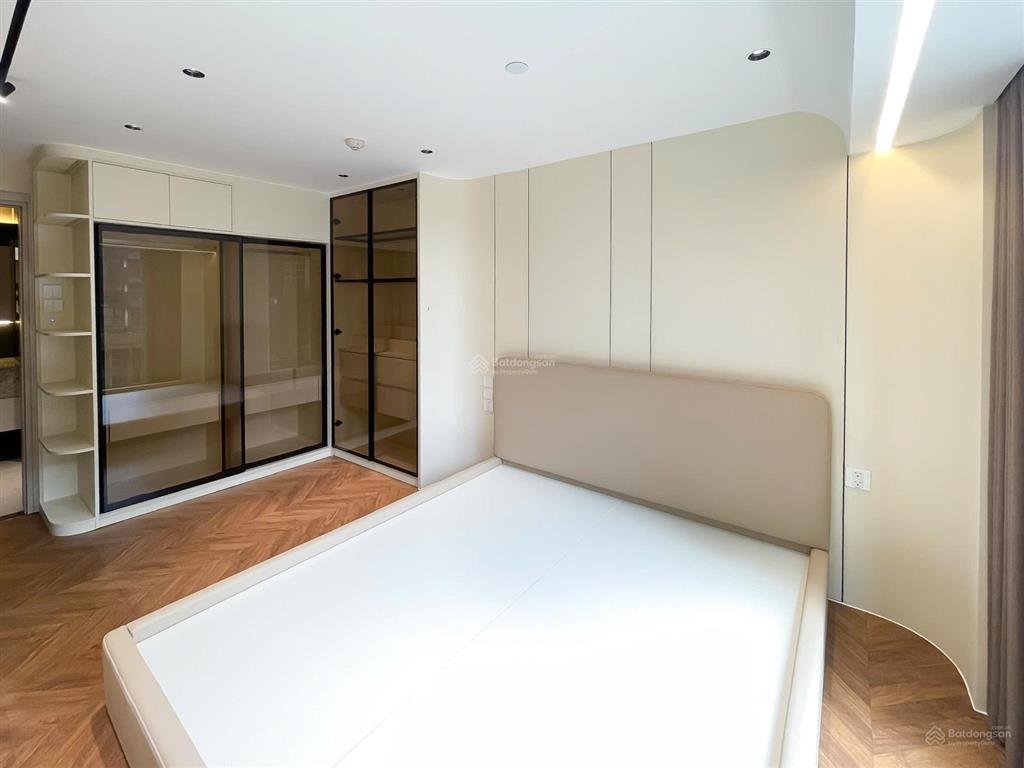 Opera metropole. tầng 5
2 phòng  2 toilet  90 triệu vnd. miễn phí quản lý (thuế)