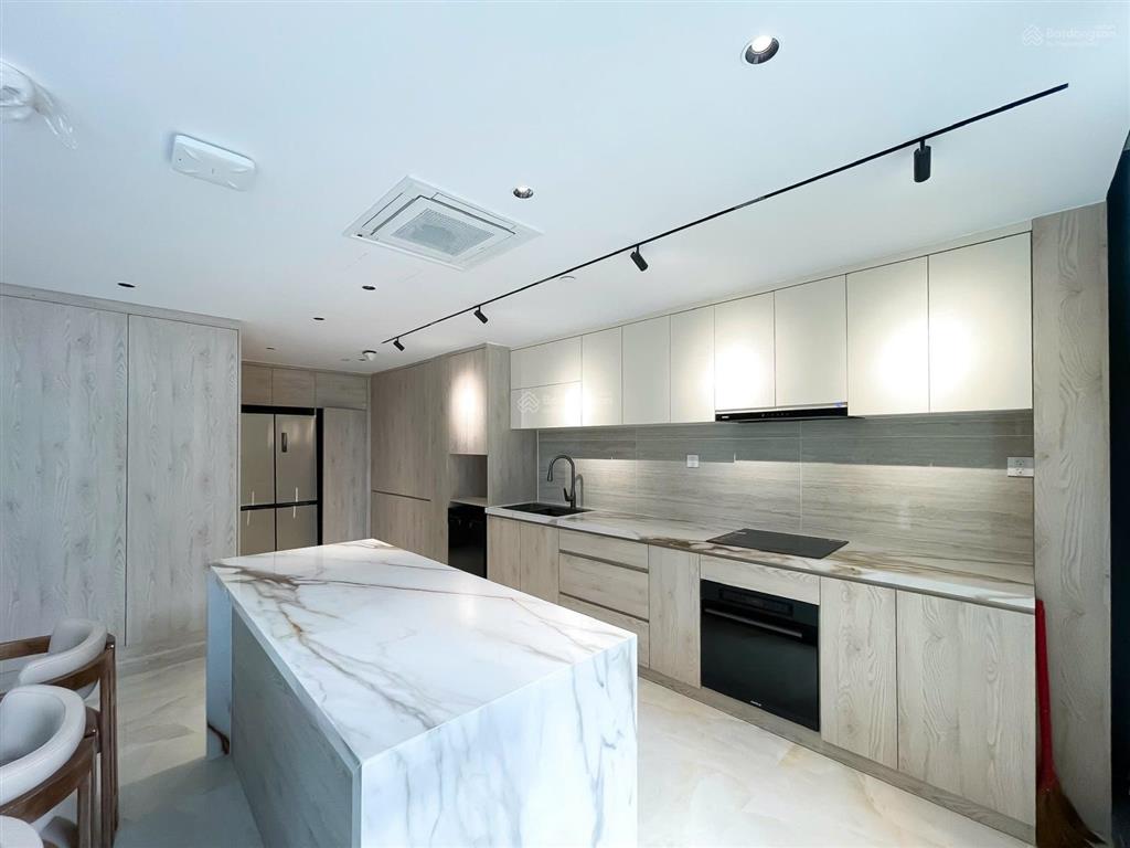 Opera metropole. tầng 5
2 phòng  2 toilet  90 triệu vnd. miễn phí quản lý (thuế)