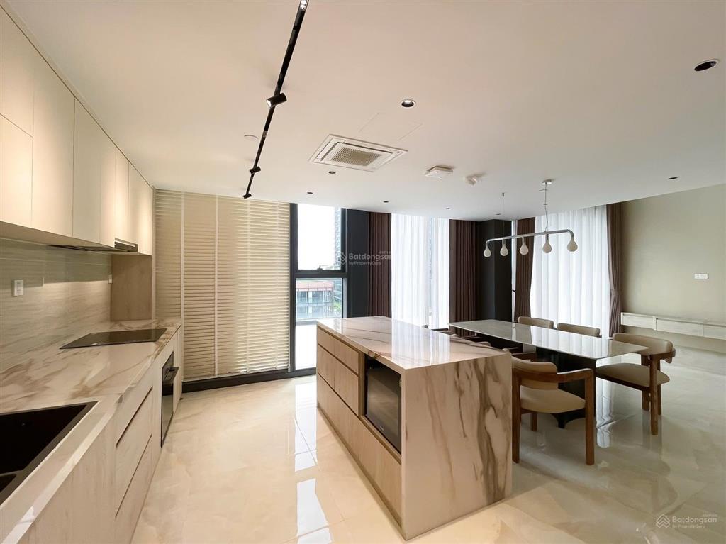 Opera metropole. tầng 5
2 phòng  2 toilet  90 triệu vnd. miễn phí quản lý (thuế)