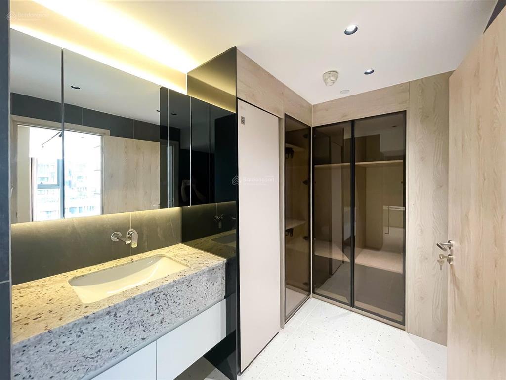 Opera metropole. tầng 5
2 phòng  2 toilet  90 triệu vnd. miễn phí quản lý (thuế)