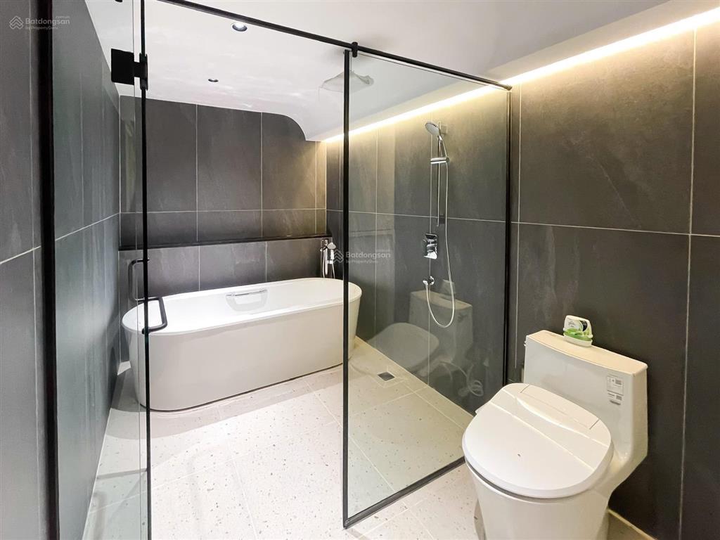 Opera metropole. tầng 5
2 phòng  2 toilet  90 triệu vnd. miễn phí quản lý (thuế)