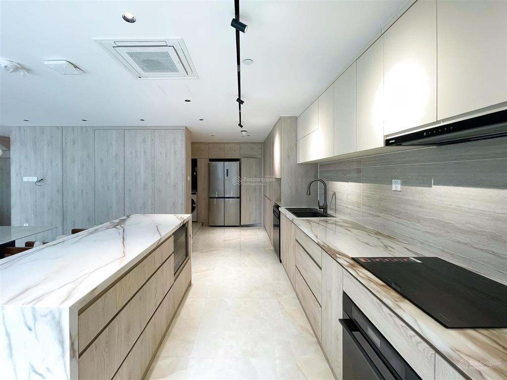 Opera metropole. tầng 5
2 phòng  2 toilet  90 triệu vnd. miễn phí quản lý (thuế)
