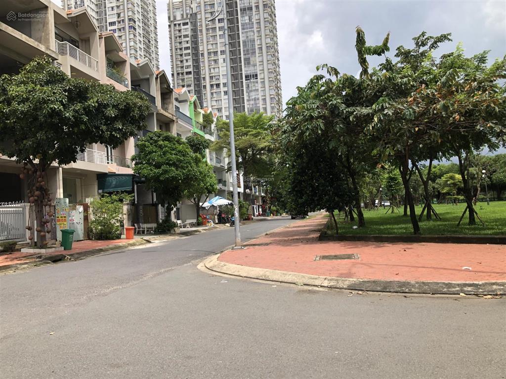 Nhà sổ hồng vị trí đẹp đối diện công viên giá 31 tỷ
