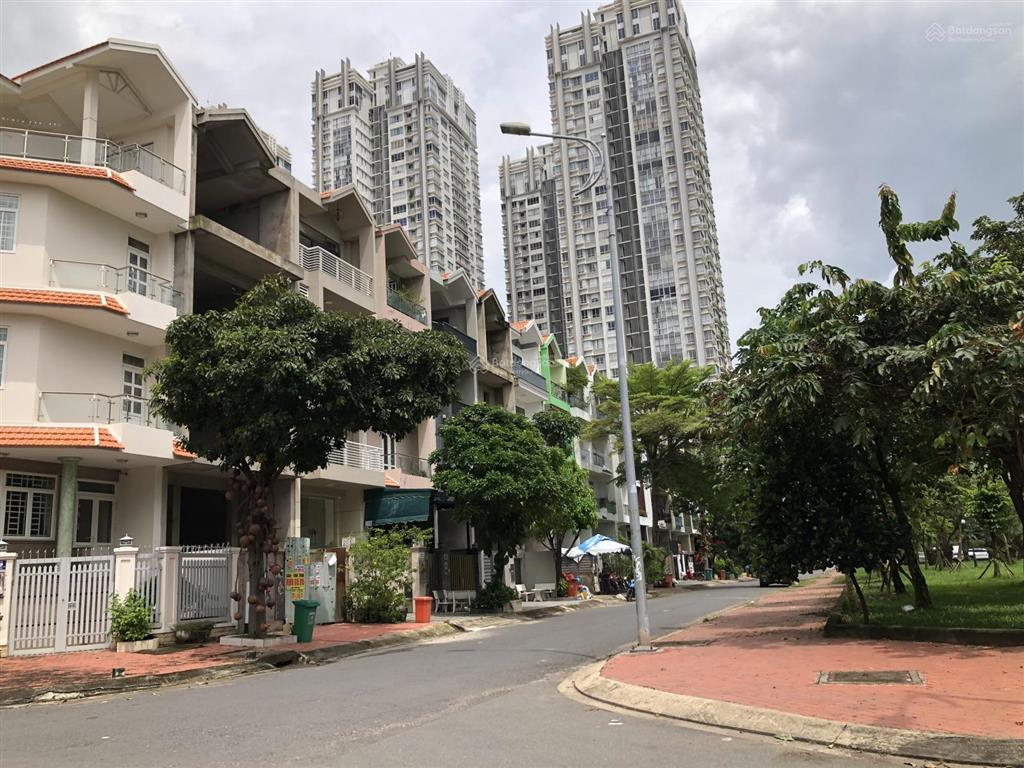 Nhà sổ hồng vị trí đẹp đối diện công viên giá 31 tỷ