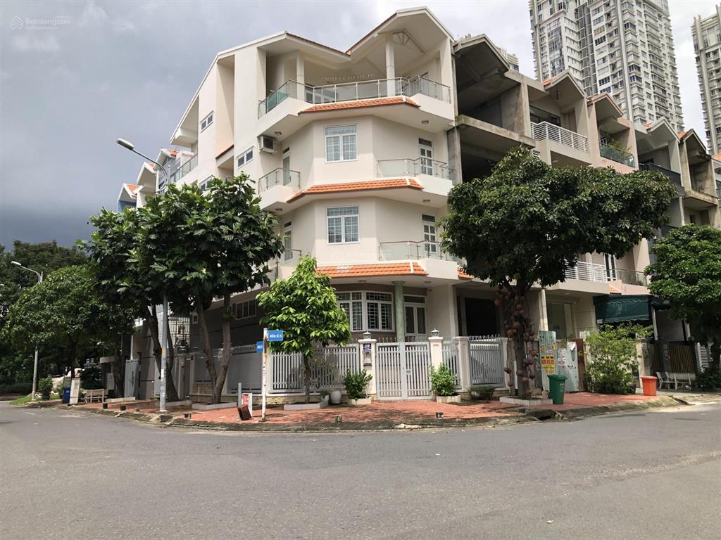 Nhà sổ hồng vị trí đẹp đối diện công viên giá 31 tỷ
