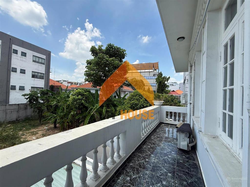 Sang nhượng mặt bằng lầu 1 trong căn biệt thự đường ngô quang huy giá 32 triệu
