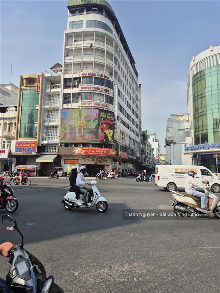 Góc 2 mặt tiền trần hưng đạo q5 ngang 10m  diện tích lớn hơn 300m², dòng tiền 30.000$/tháng