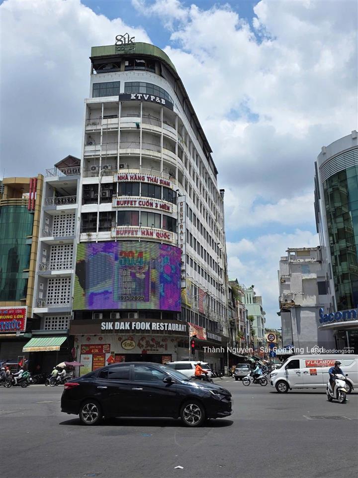 Góc 2 mặt tiền trần hưng đạo q5 ngang 10m  diện tích lớn hơn 300m², dòng tiền 30.000$/tháng