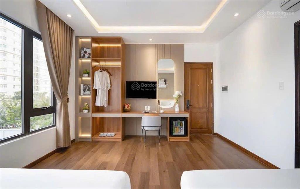 Tòa khách sạn 7 tầng đối diện bãi tắm phạm văn đồng  200m (mt 10m)  dòng tiền 260tr