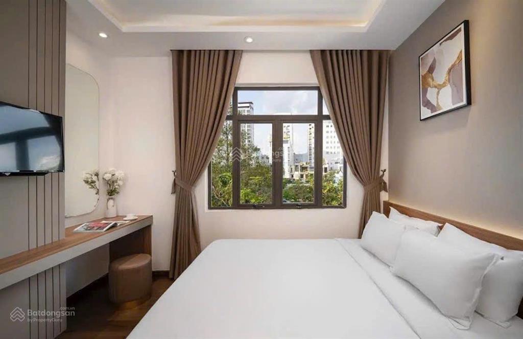 Tòa khách sạn 7 tầng đối diện bãi tắm phạm văn đồng  200m (mt 10m)  dòng tiền 260tr