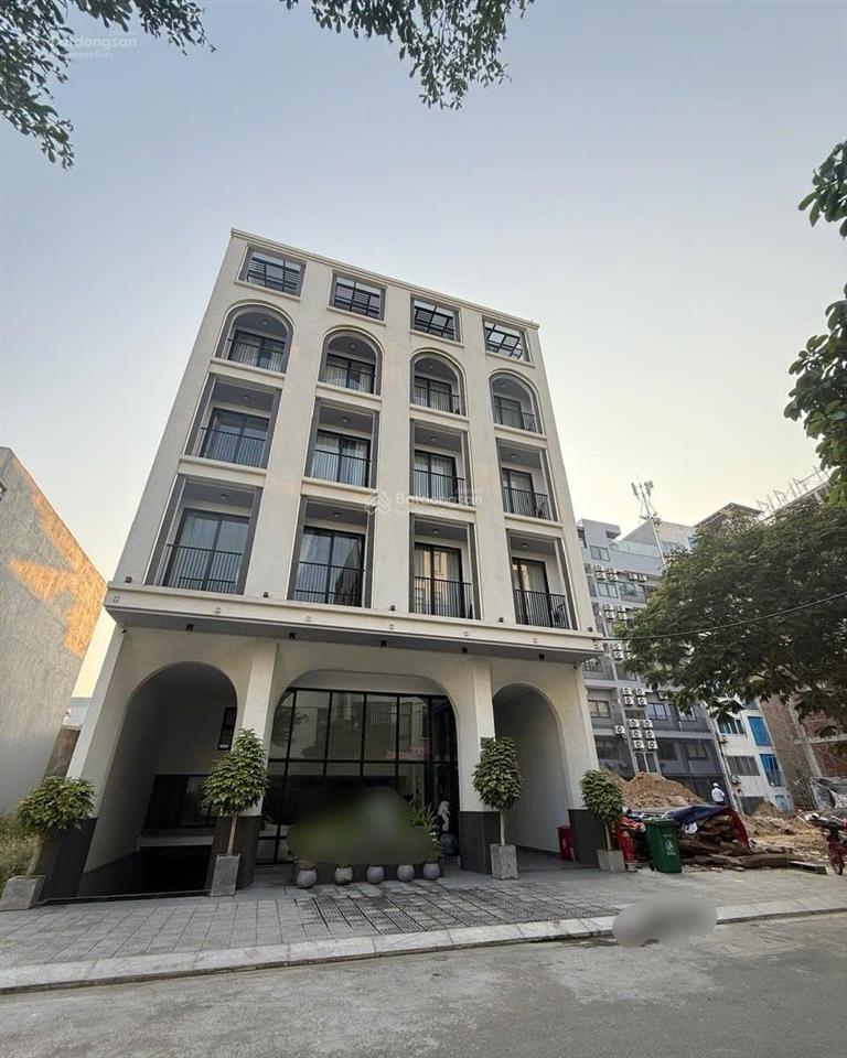 Tòa khách sạn 7 tầng đối diện bãi tắm phạm văn đồng  200m (mt 10m)  dòng tiền 260tr