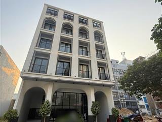 Tòa khách sạn 7 tầng đối diện bãi tắm phạm văn đồng  200m (mt 10m)  dòng tiền 260tr