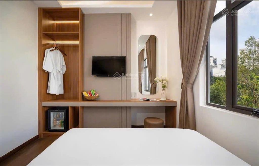 Tòa khách sạn 7 tầng đối diện bãi tắm phạm văn đồng  200m (mt 10m)  dòng tiền 260tr