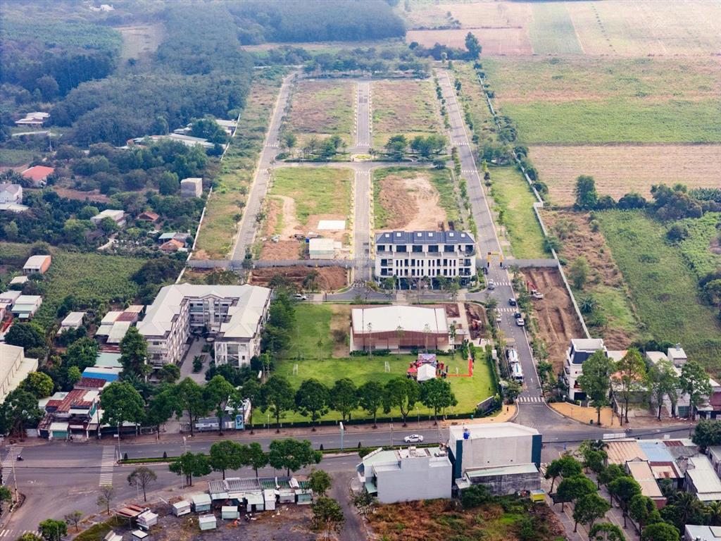 Nhà phố 1 trệt 2 lầu 1 tum khu compoud chuẩn resort đầu tiên tại phú mỹ.sổ đã có sẵn.trả góp 3 năm.