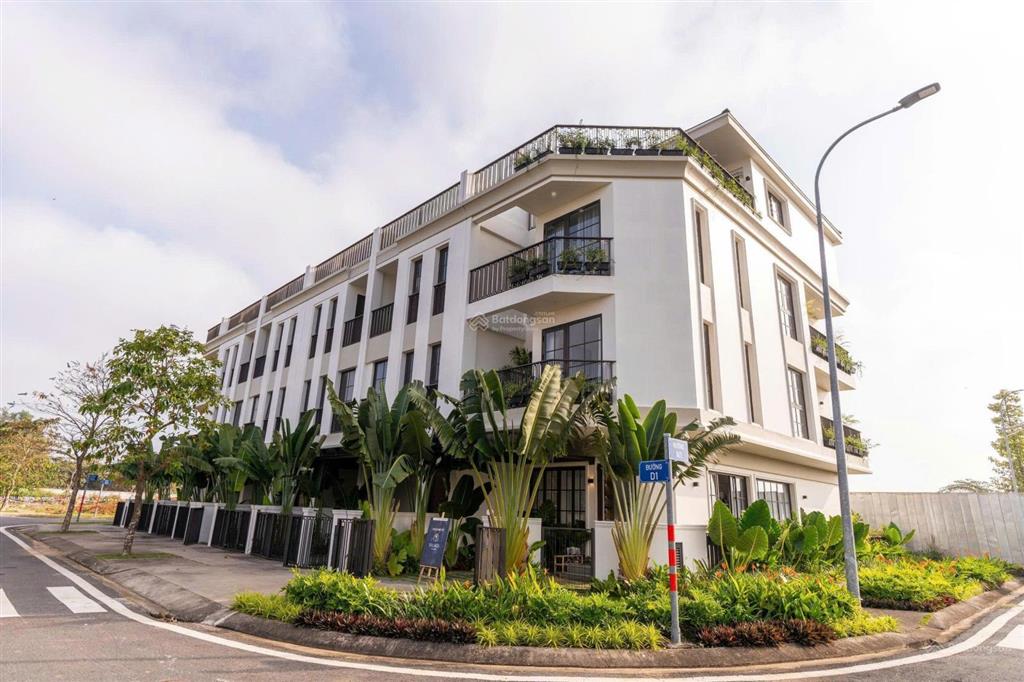 Nhà phố 1 trệt 2 lầu 1 tum khu compoud chuẩn resort đầu tiên tại phú mỹ.sổ đã có sẵn.trả góp 3 năm.