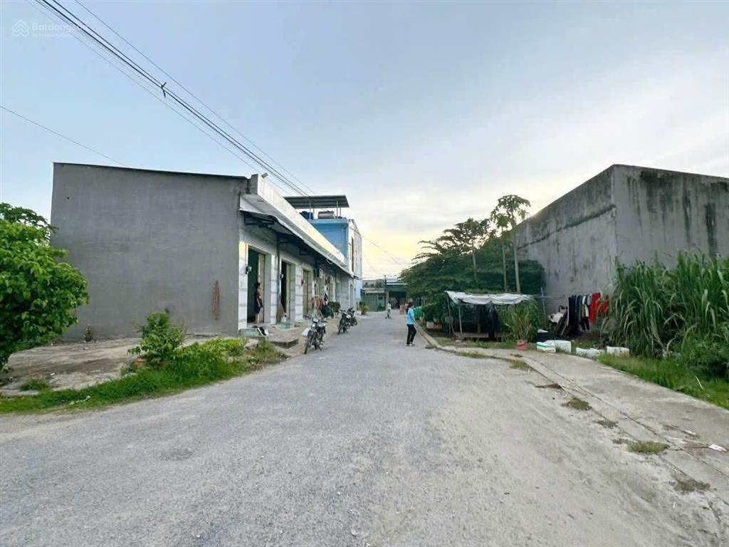 Bán lô 4.5x18.5m (84m2 thổ cư), cách tl10 vào 300m  đường nhựa 8.5m. sổ sẵn. công chứng ngay