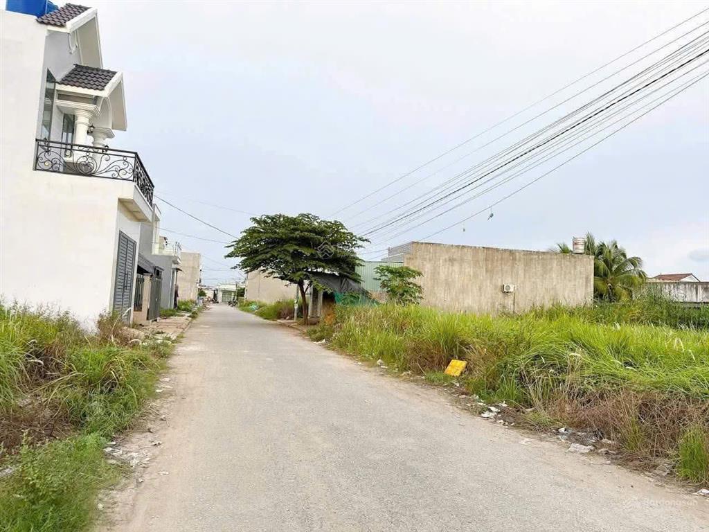 Bán lô 4.5x18.5m (84m2 thổ cư), cách tl10 vào 300m  đường nhựa 8.5m. sổ sẵn. công chứng ngay