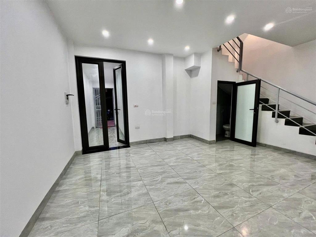3.xtỷ 43m2 nhà 2t mới tinh trung tâm thị trấn yên viên 15m ra oto, gần đặng công chất gần đường 28m