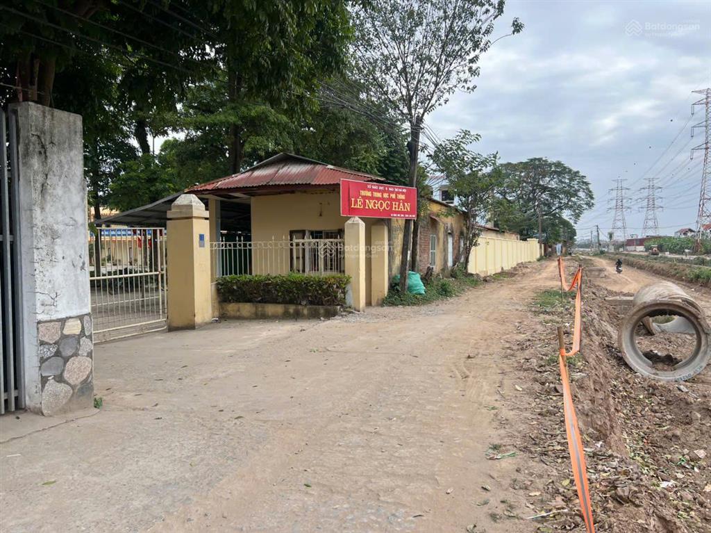 1 tầng cống thôn yên viên70m2 mt5mtrước nhà oto tránhgần đường đag mởsát bãi xecạnh trường học