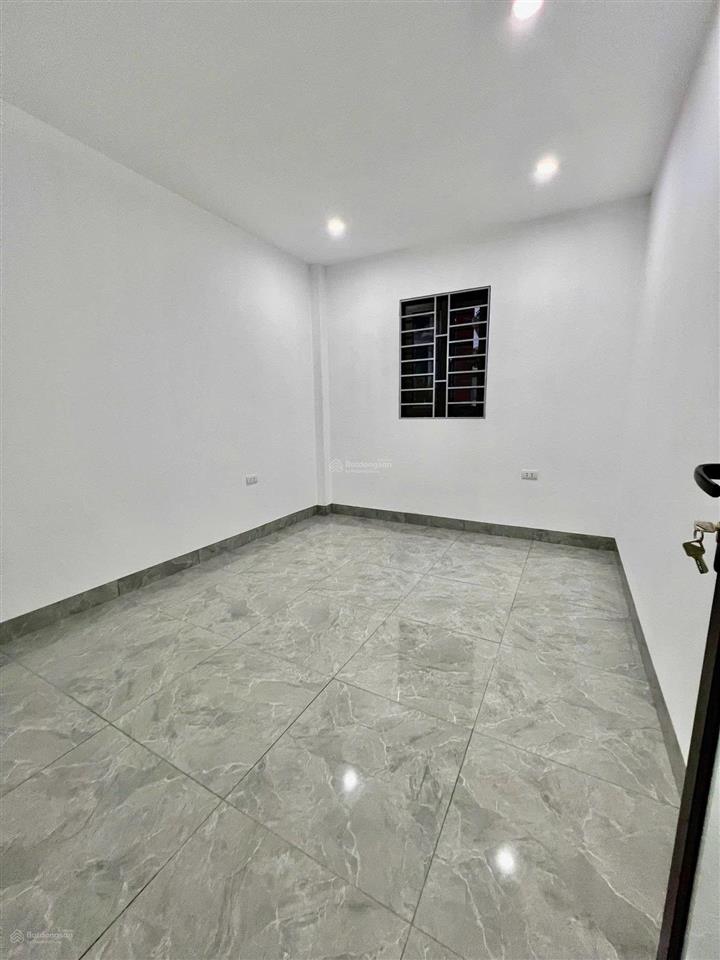 3.x tỷ 43m2 nhà 2t mới trung tâm thị trấn yên viên, 15m ra oto, gần đặng công chất, gần đường 28m