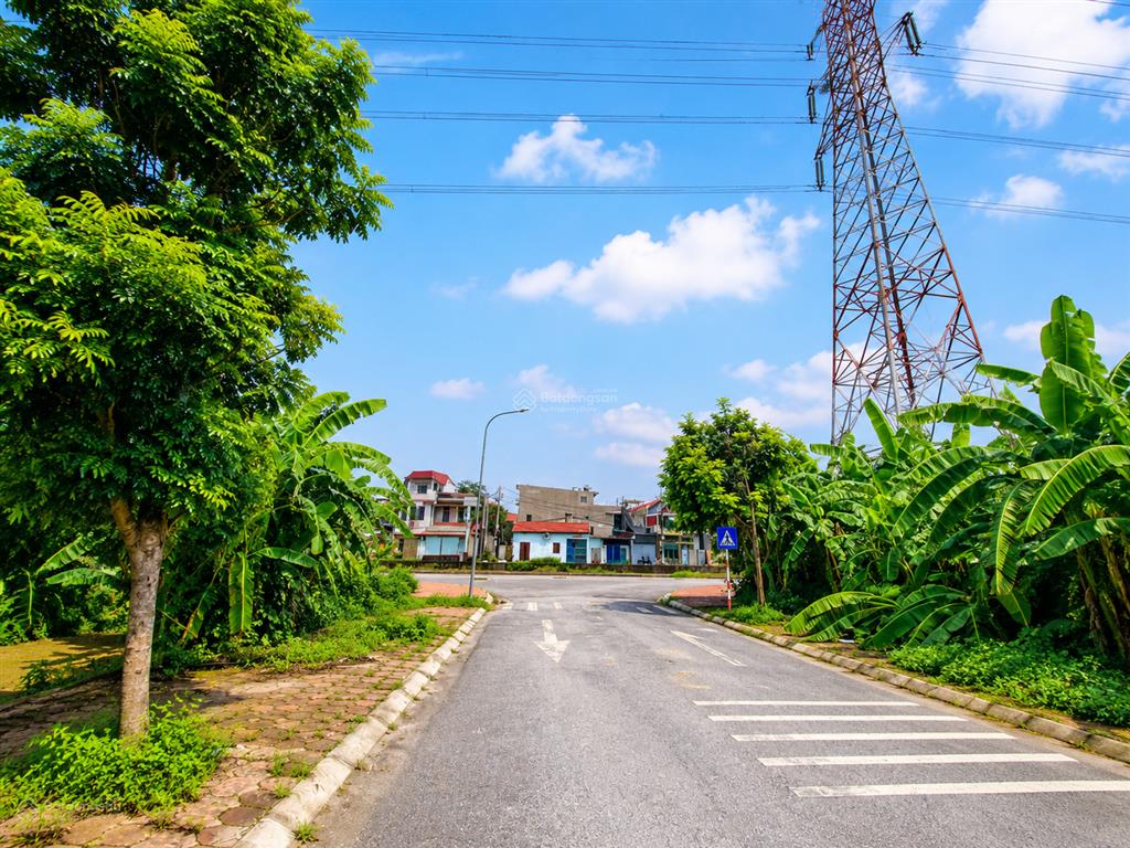 Mặt đường bờ mương mới yên viên phù đổng, 2t ở/cho thuê, xe tải tránh, gần trường chợ cư dân đông