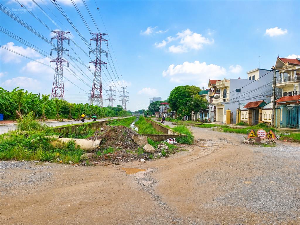 Mặt đường bờ mương mới yên viên phù đổng, 2t ở/cho thuê, xe tải tránh, gần trường chợ cư dân đông