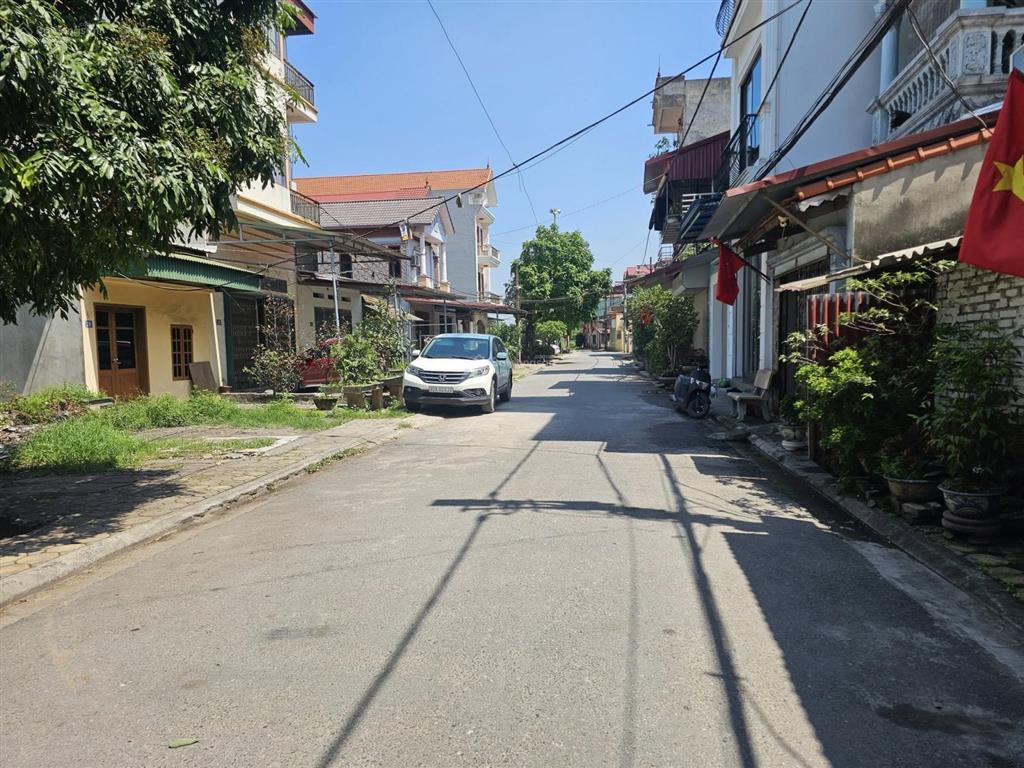 3.x tỷ 43m2, 2t mới trung tâm thị trấn yên viên, chỉ 15m ra oto, thôg đặng công chất, gần đường 28m