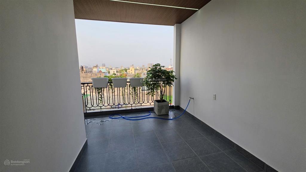 Nhà ngay ngã tư ga ngang 5m có thang máy  7.2 tỷ