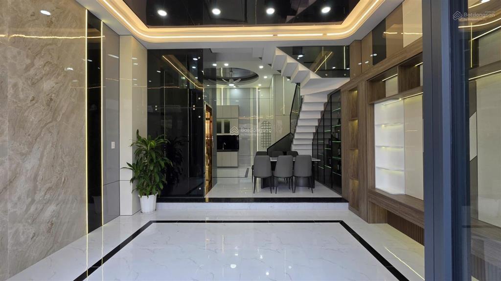 Nhà ngay ngã tư ga ngang 5m có thang máy  7.2 tỷ