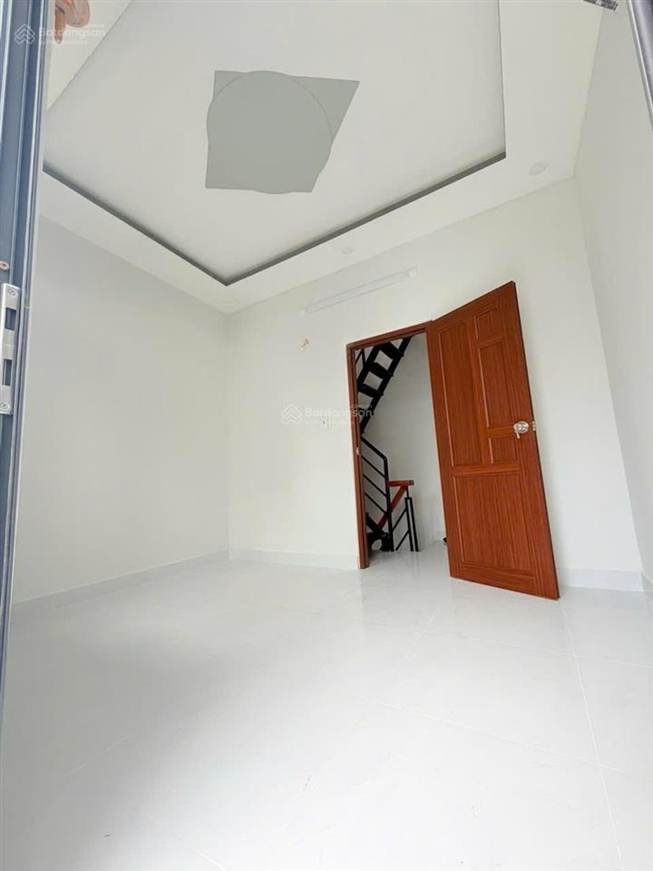 Nhà 3 tầng 2pn  3wc hẻm 5m lạc long quân giá 10 triệu/tháng. vũ lộc phát 0934 033 ***