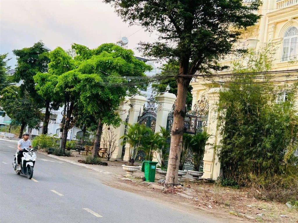 Đất gần the global city khu thời báo kinh tế, ngang 20m, giá 42,3triệu/m2, đường rộng 16m