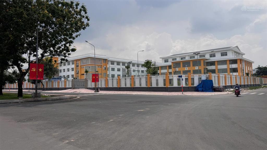 Cc green town bán căn 49m2  2pn1wc/2.35 tỷ sẵn nội thất.  em nhi 0906 380 ***