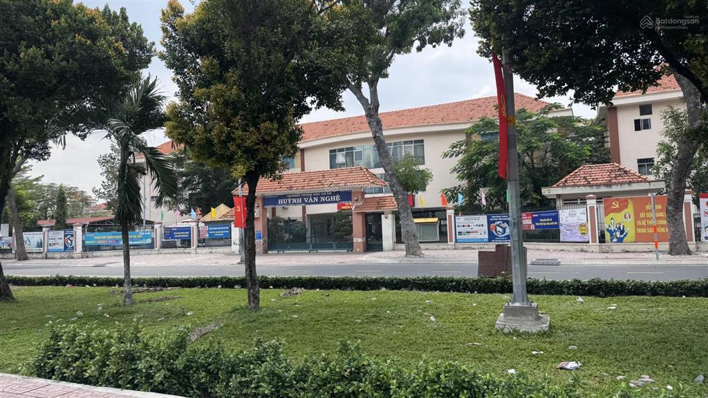 Cần cho thuê shop trệt kinh doanh 90m2 chỉ 12tr/tháng.  em nhi 0906 380 ***