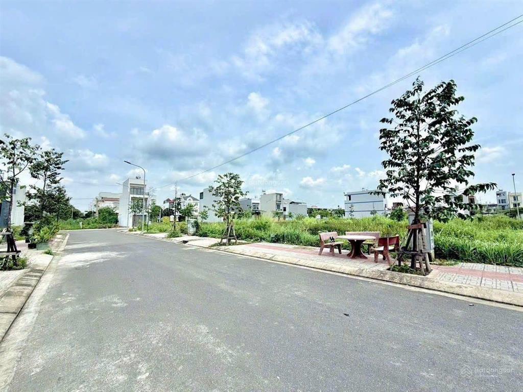 Bán nhà mới xây tân vạn 1 trệt 1 lầu sẵn sổ
