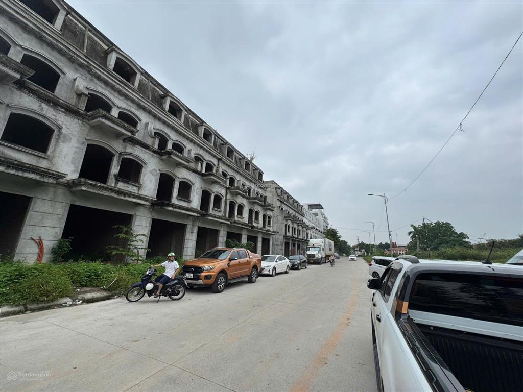 Cơ hội hiếm có để sở hữu căn liền kề băng 2 đường hùng vương  p. vĩnh yên.  0988 990 ***