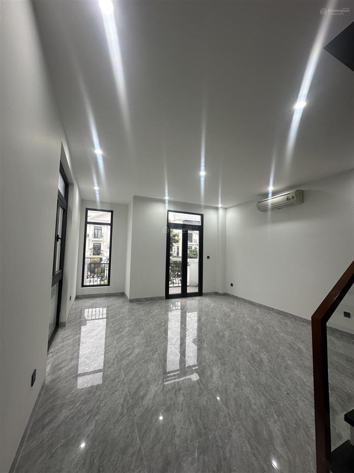 Cho thuê liền kề vin gia lâm vừa ở vừa kd 140m2, hoàn thiện đẹp, thang máy 25tr/tháng