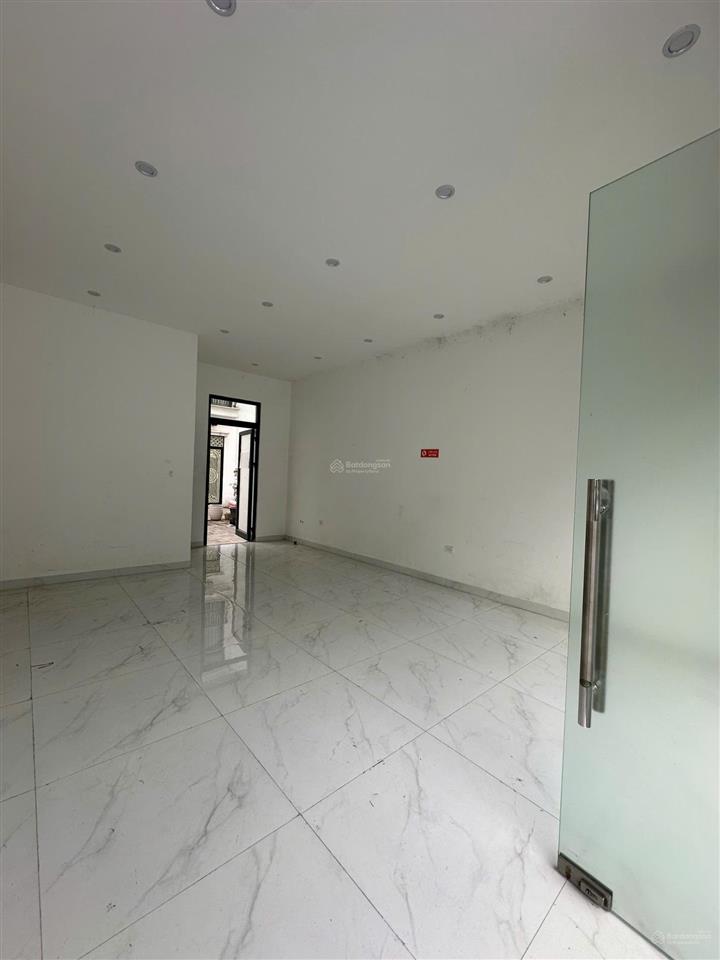Cho thuê căn shophouse vin1 gia lâm lô góc 150m,hoàn thiện tầng 1,có thang lên các tầng,10tr/tháng