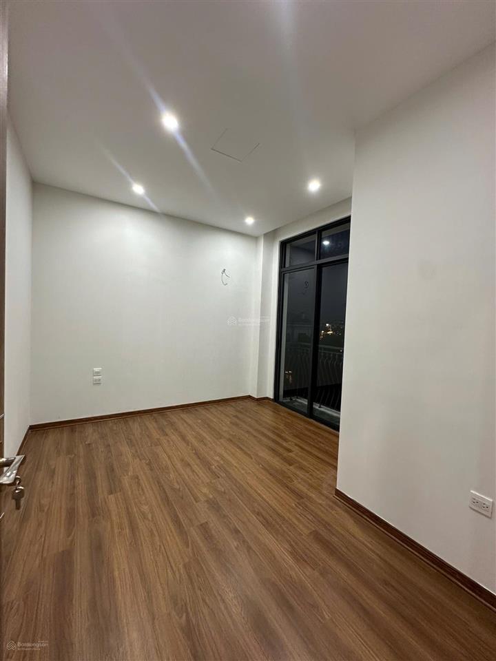 Cho thuê liền kề sao biển 140m2, hoàn thiện 5 tầng có thang máy giá 23tr/th vin1 gia lâm