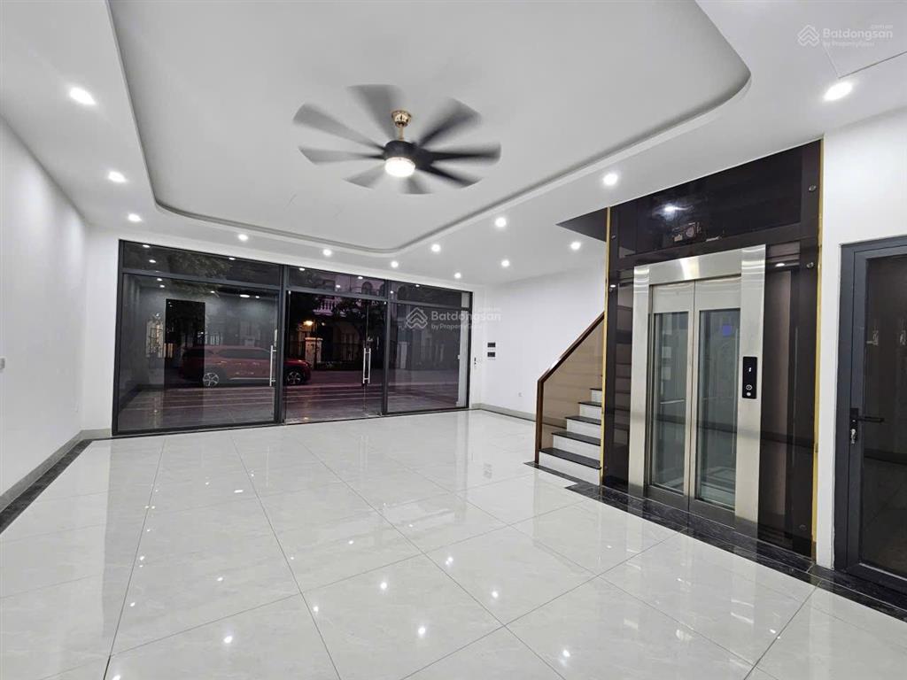 Cho thuê liền kề sao biển 140m2, hoàn thiện 5 tầng có thang máy giá 23tr/th vin1 gia lâm