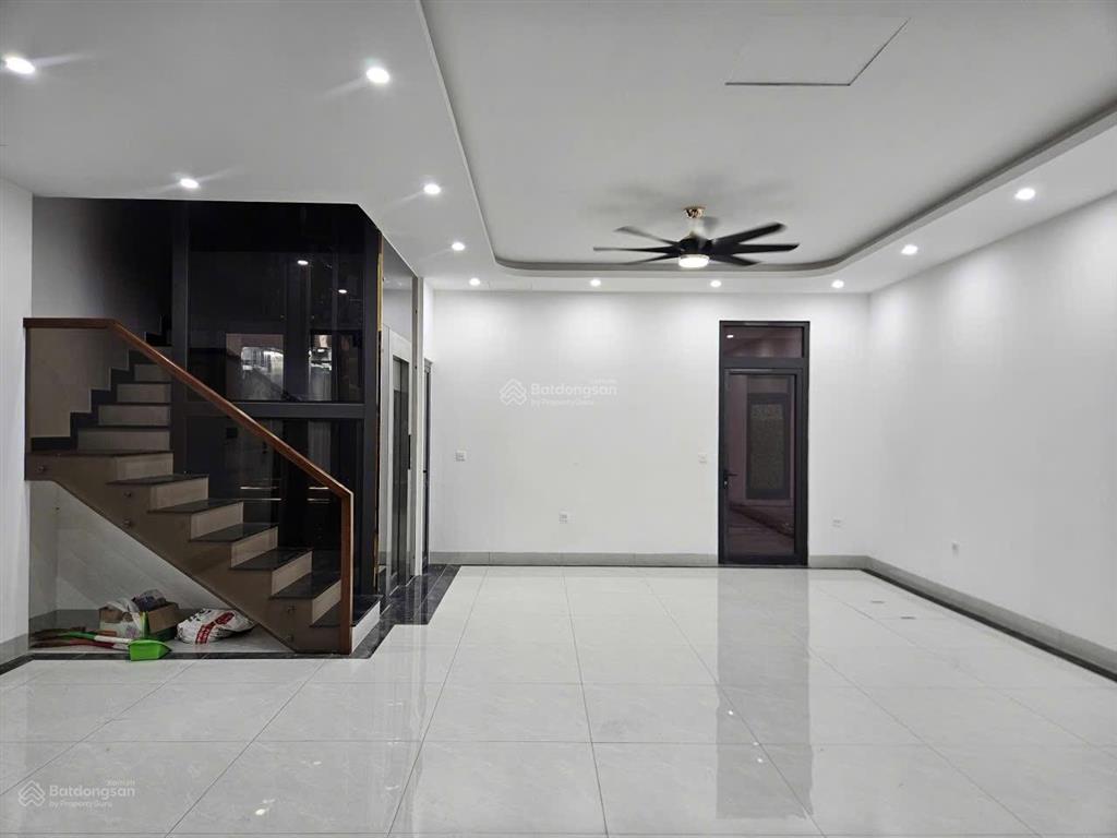Cho thuê liền kề sao biển 140m2, hoàn thiện 5 tầng có thang máy giá 23tr/th vin1 gia lâm