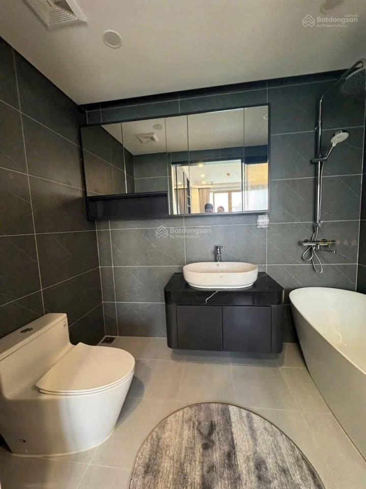 Chính chủ tôi bán căn 2pn 82.6m2  the queen 360 giải phóng, giá thấp hơn cđt,  0912 061 ***